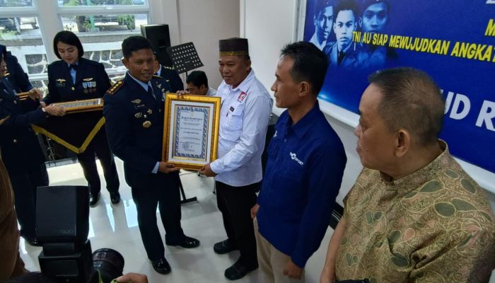 Ketua KKSS Kepri Dapat Penghargaan dari Danlanud RHF Tanjungpinang 