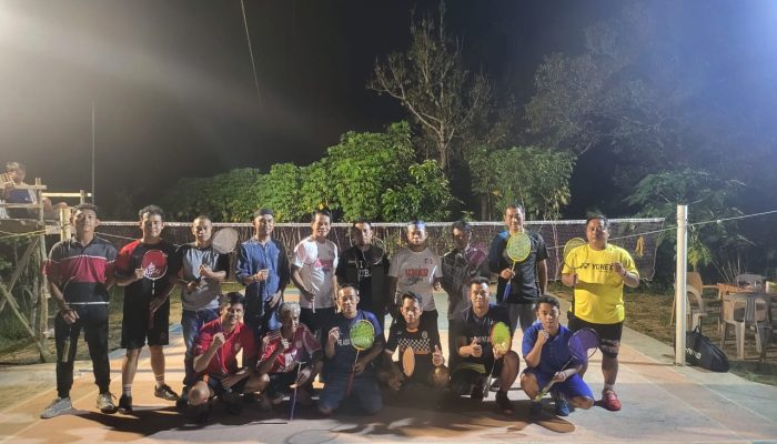 Ambo Esa Komandoi Latihan Persahabatan Tim Badminton KKSS Kepri